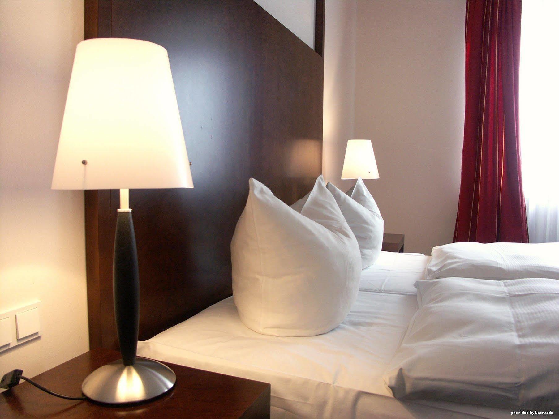 Western Goldenes Rad Hotel
