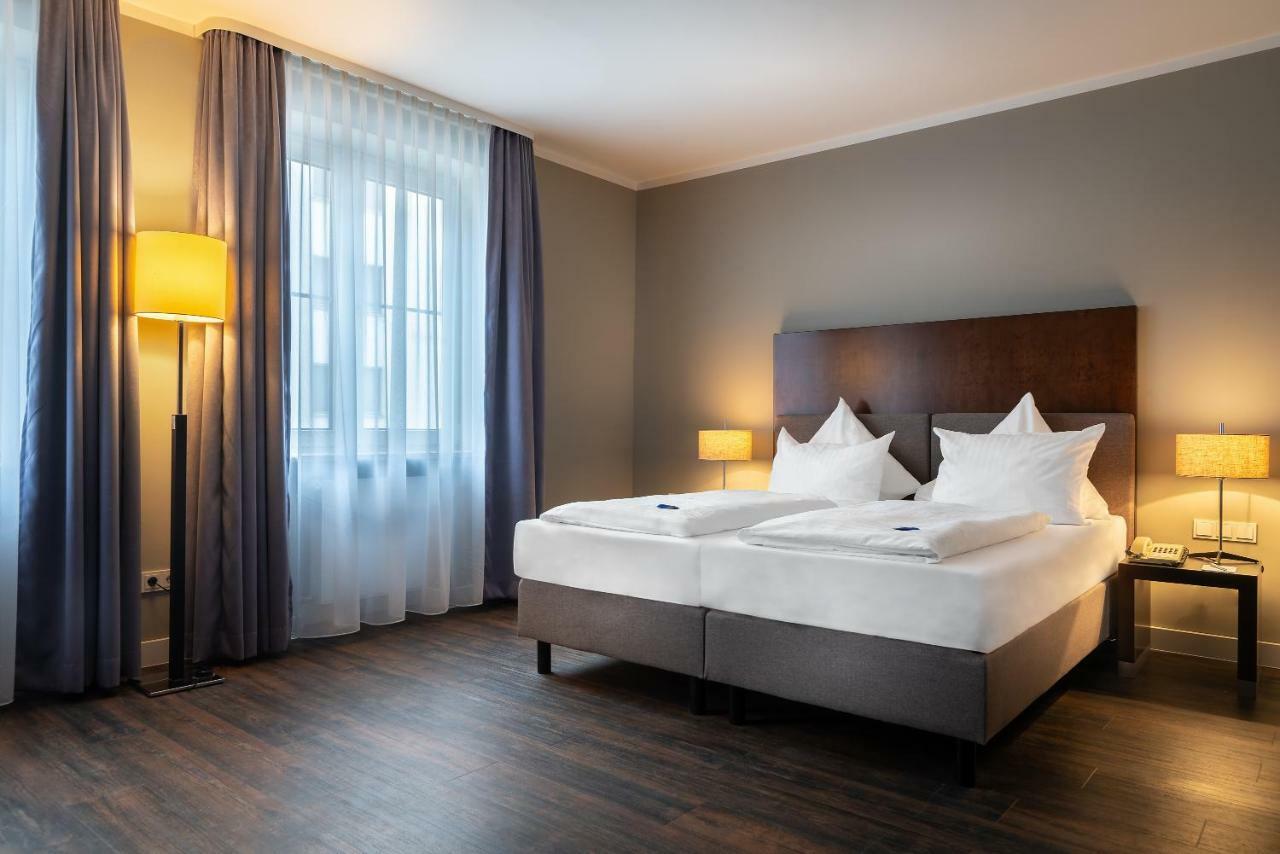 Western Goldenes Rad Hotel
