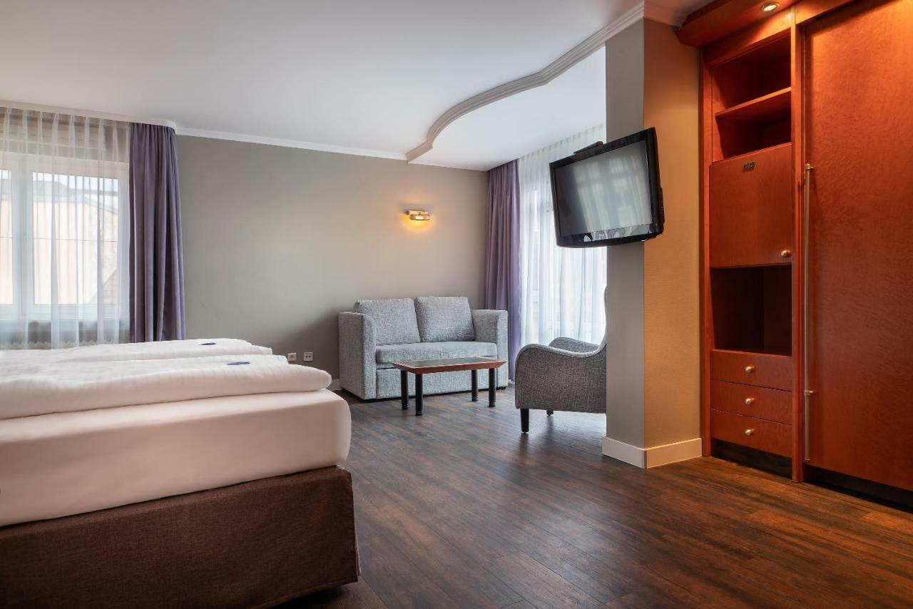 Western Goldenes Rad Hotel